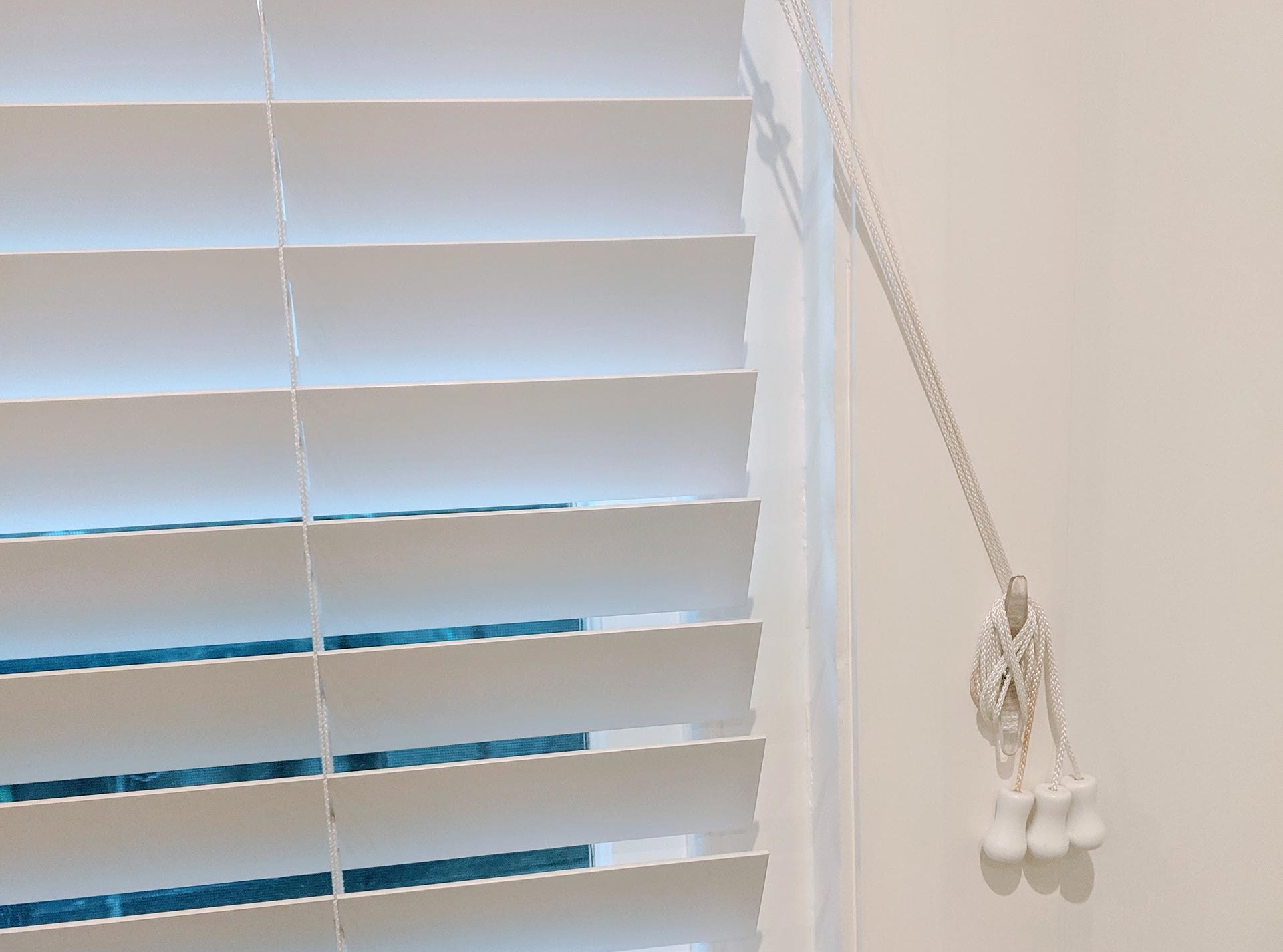 How To Pull Down Blinds With 3 Strings