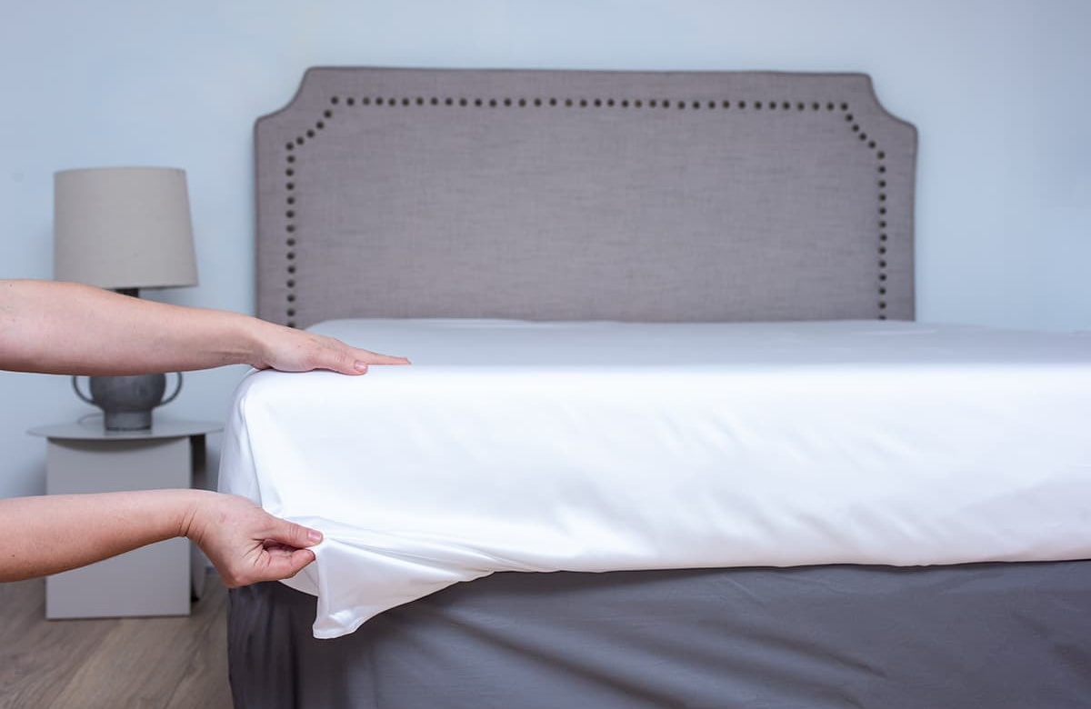 How To Put A Flat Sheet On Bed