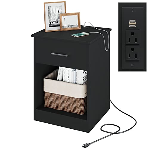 Reettic Nightstand with Charging Station