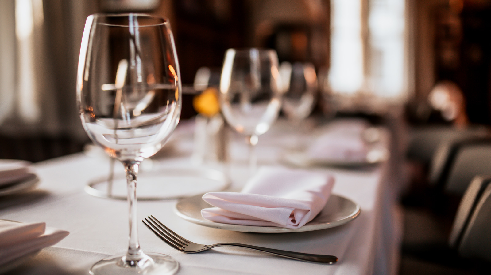 Table Etiquette: Where To Put A Napkin – On The Table Or Chair Seat?