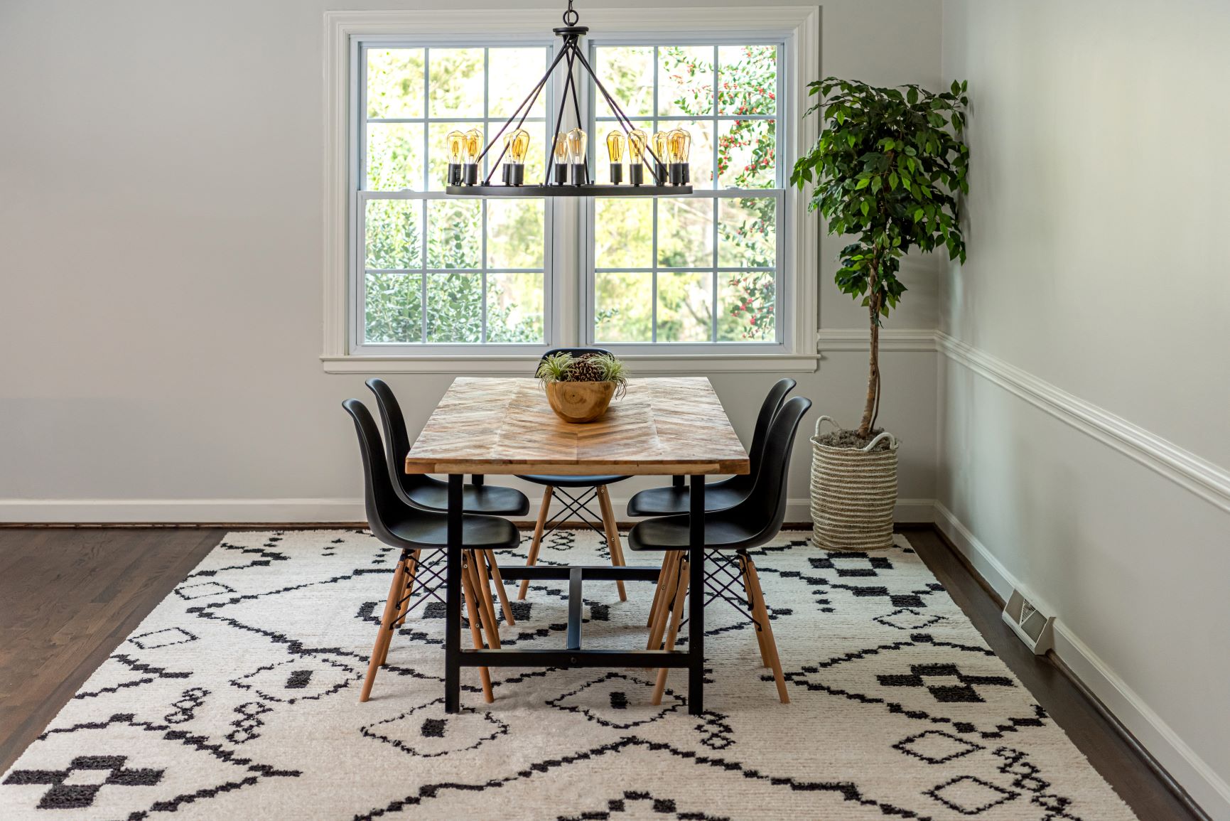 What Kind Of Rug Looks Best Under A Country-Style Table