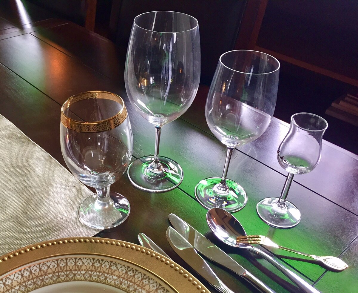 Where Does The Wine Glass Go In A Table Setting?