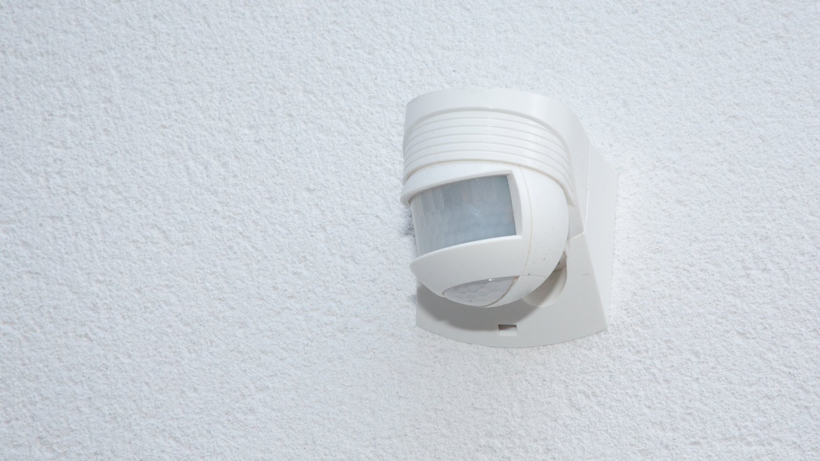Which Motion Detector Can Call 3 Numbers When Triggered And Requires No Manual Monitoring
