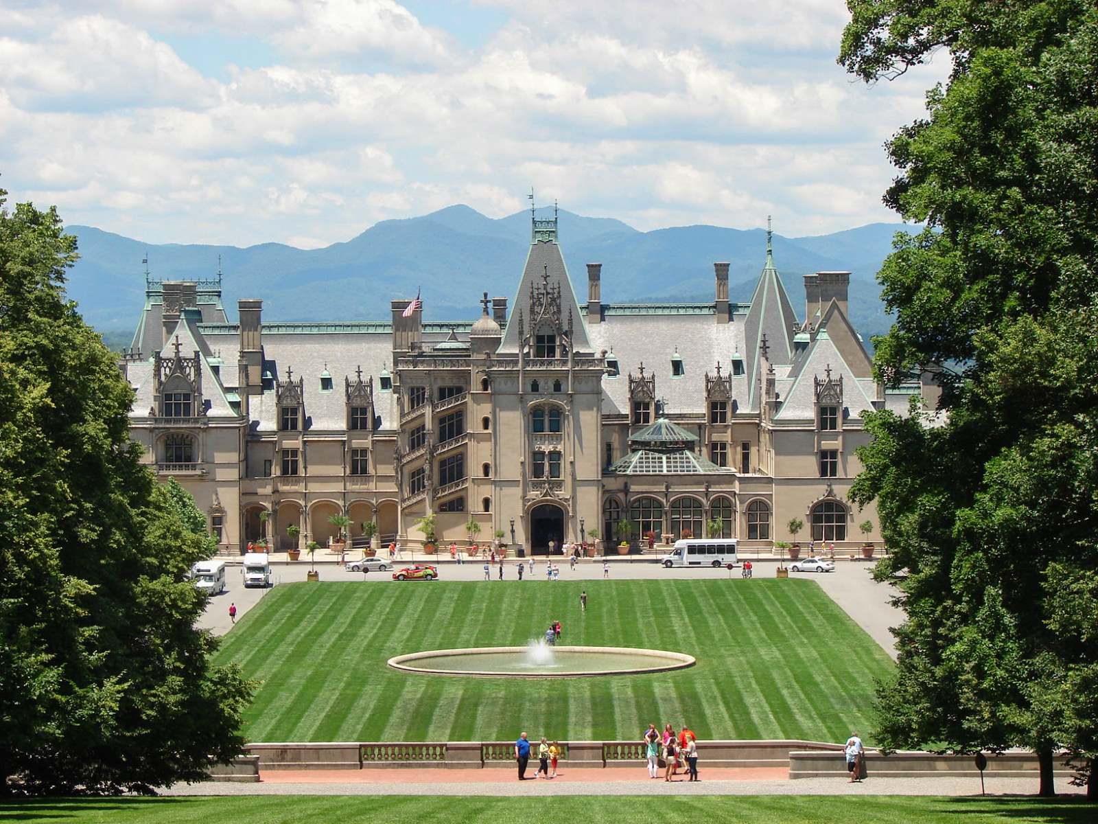 Who Competed To Design The Biltmore House?
