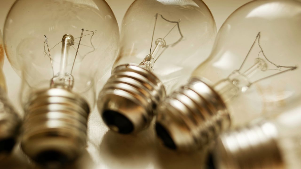 Who Invented The Incandescent Lamp