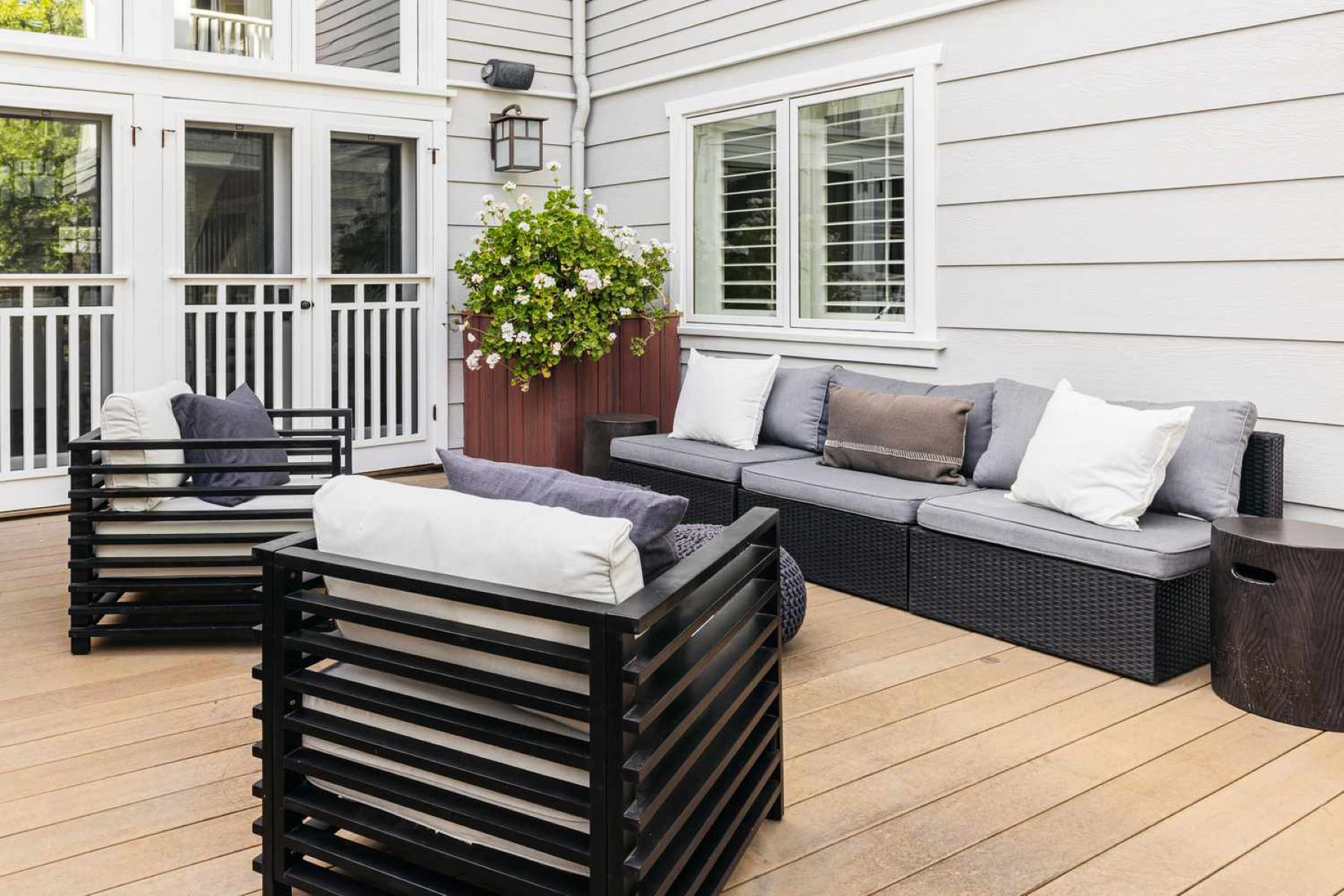 Who Specializes In The Design And Construction Of An Outdoor Deck Behind The House