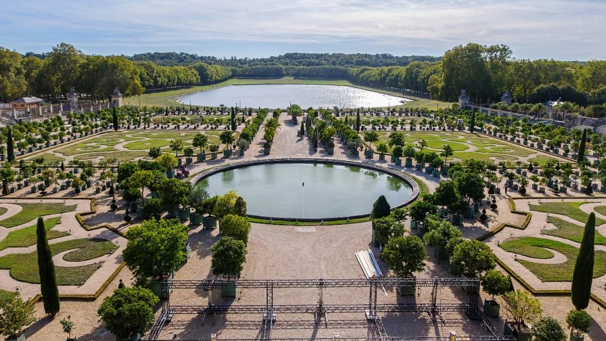 Who Was The Landscape Architect In Charge Of The Grounds At The Palace At Versailles?