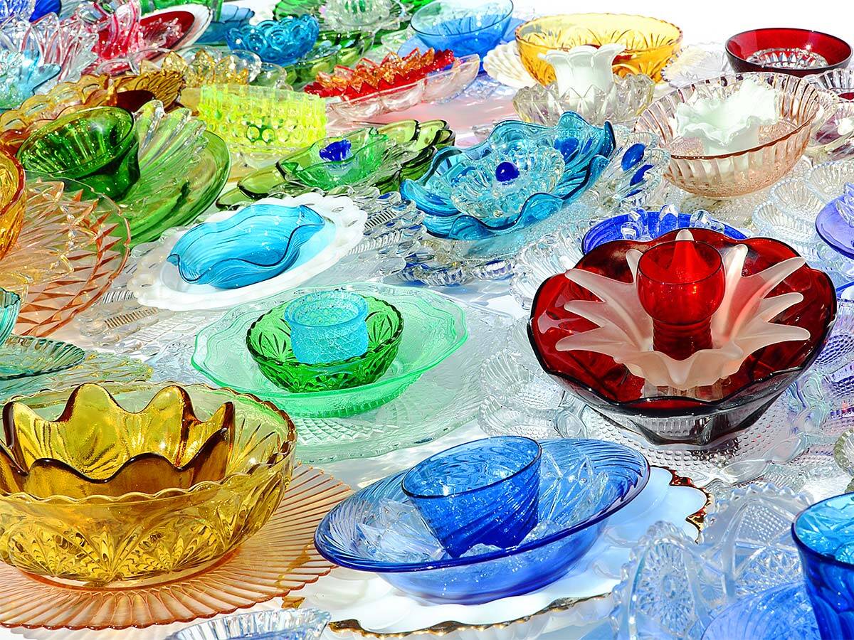 Why Is A Flower Motif Popular On Vintage Glass Tableware?
