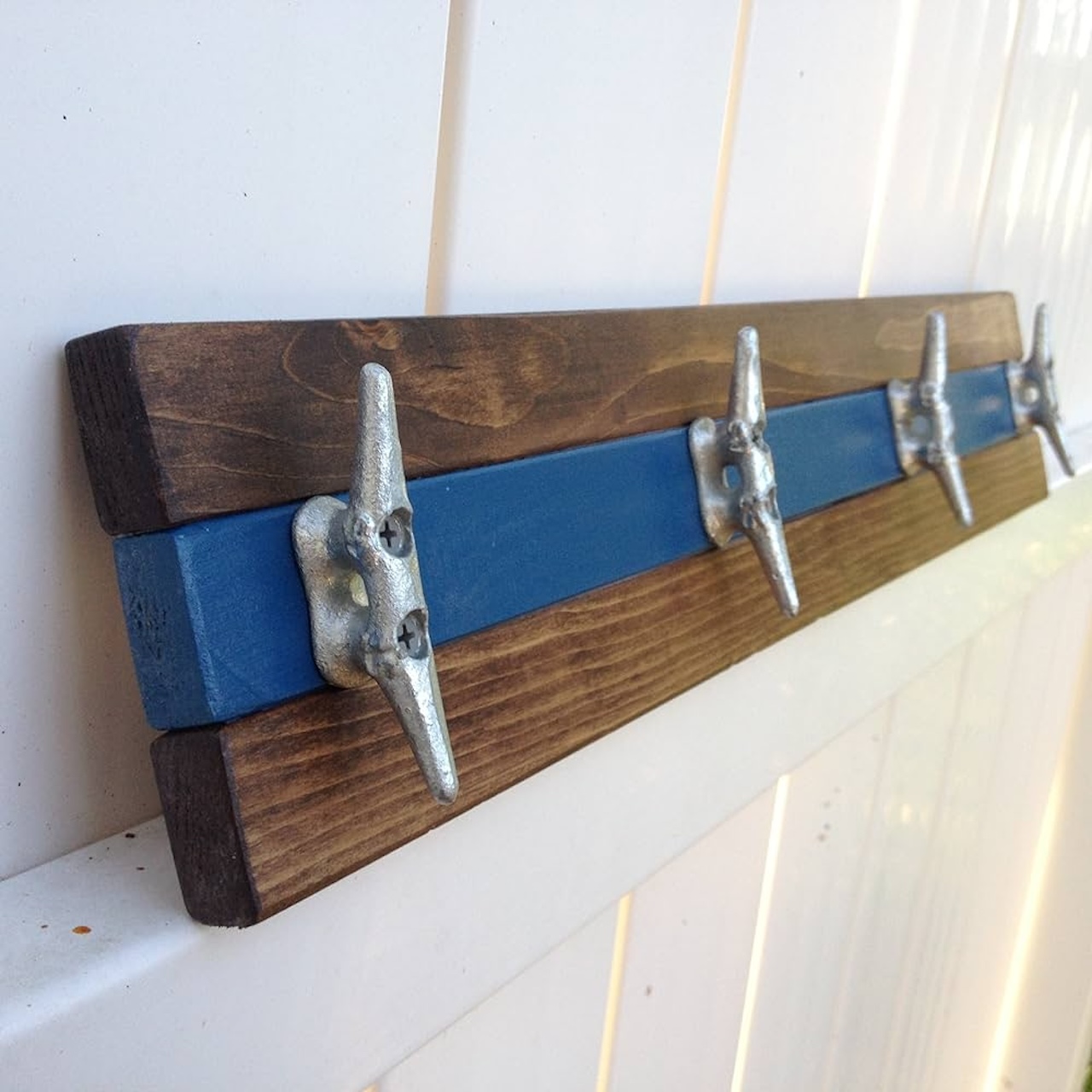 DIY  Farmhouse Pallet Wood Hook Rack for Towels, Clothes, & Bags