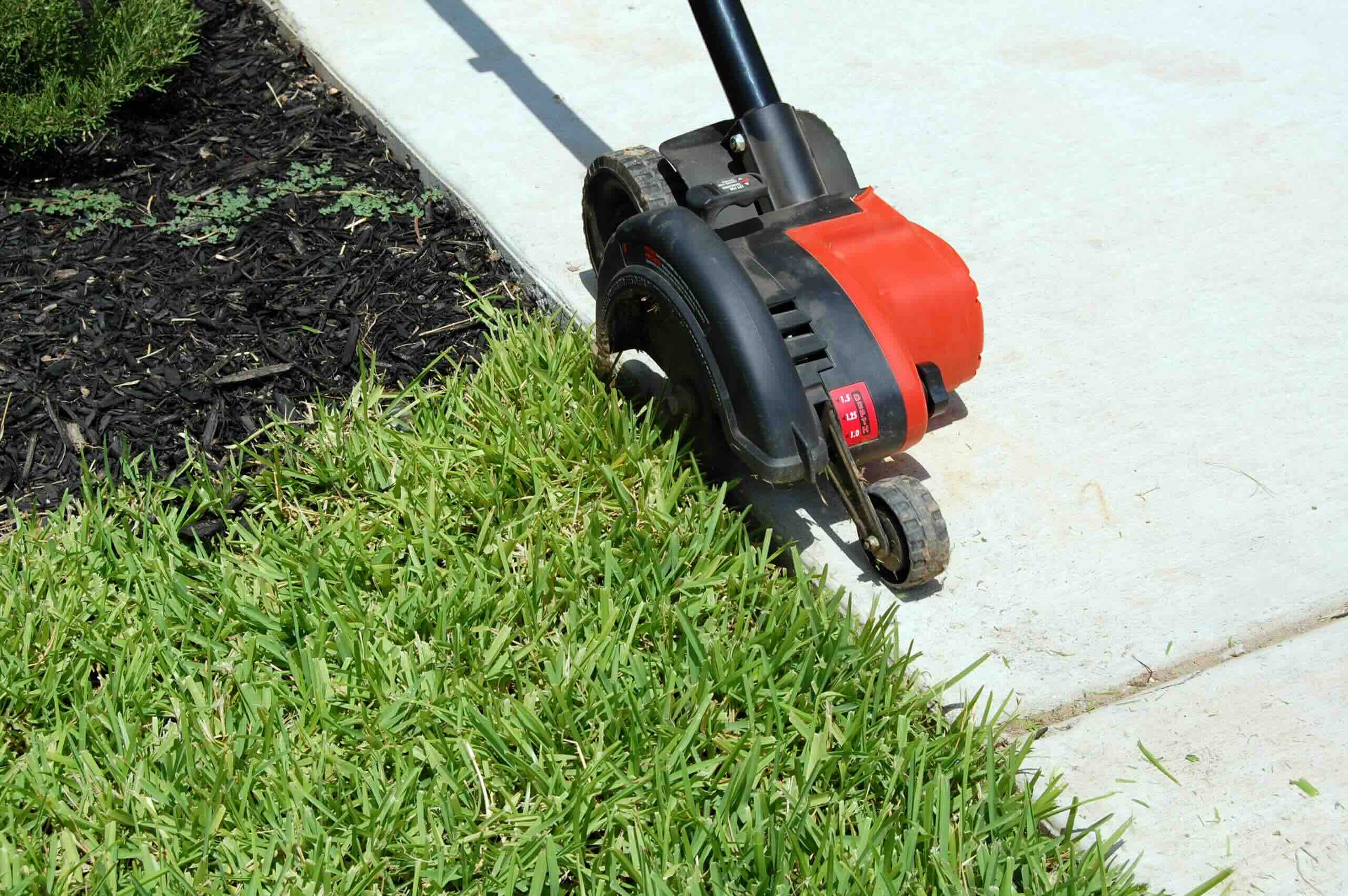 https://storables.com/wp-content/uploads/2023/12/13-best-electric-edgers-for-lawns-with-blade-for-2023-1702028514.jpeg