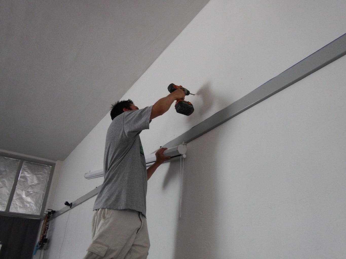 How To Install Projector Screen On Wall