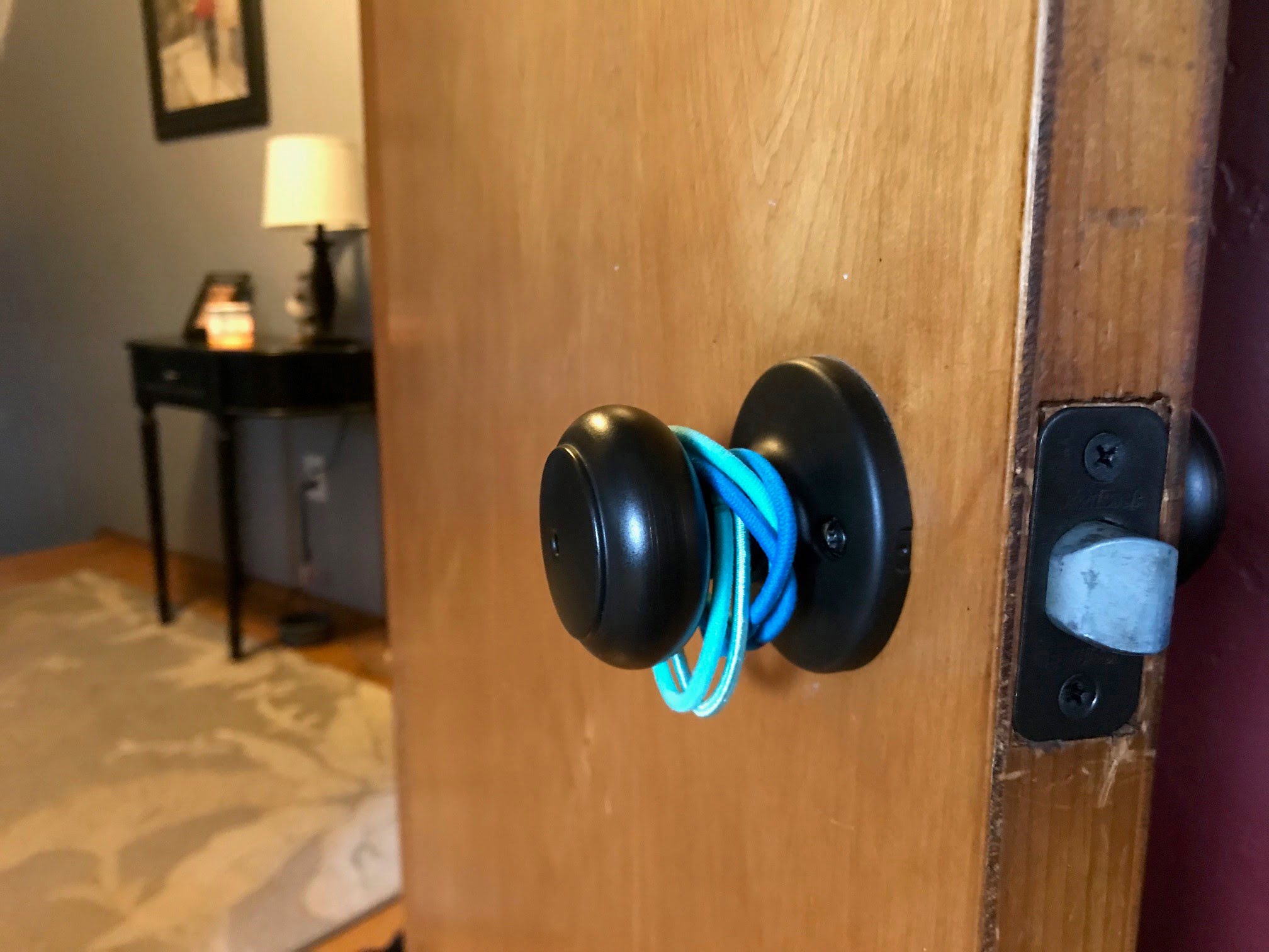 How To Lock A Door With A Hair Tie
