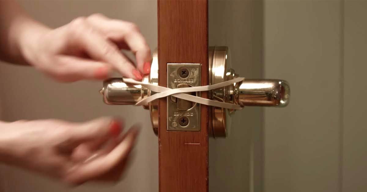 How To Lock A Door With A Rubber Band