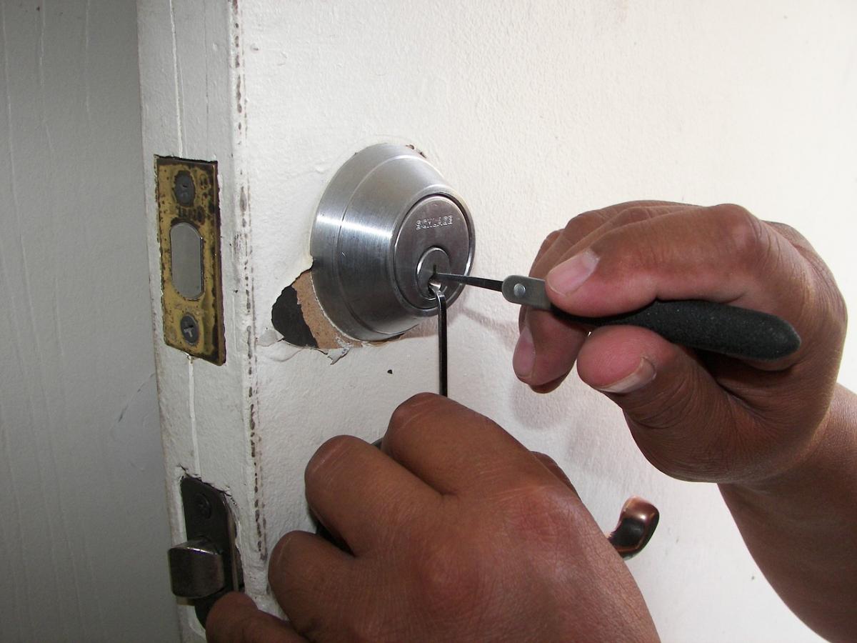How To Pick A Lock On A Door Knob