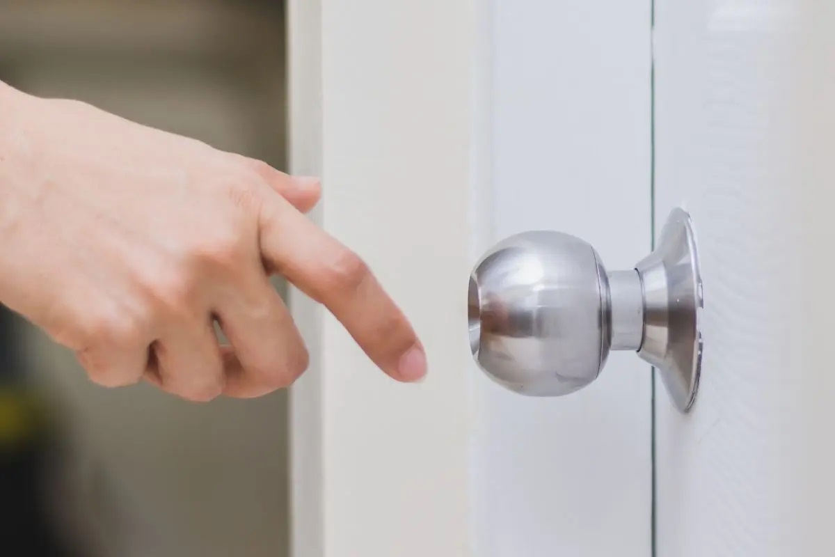 How To Remove A Door Lock Without Screws