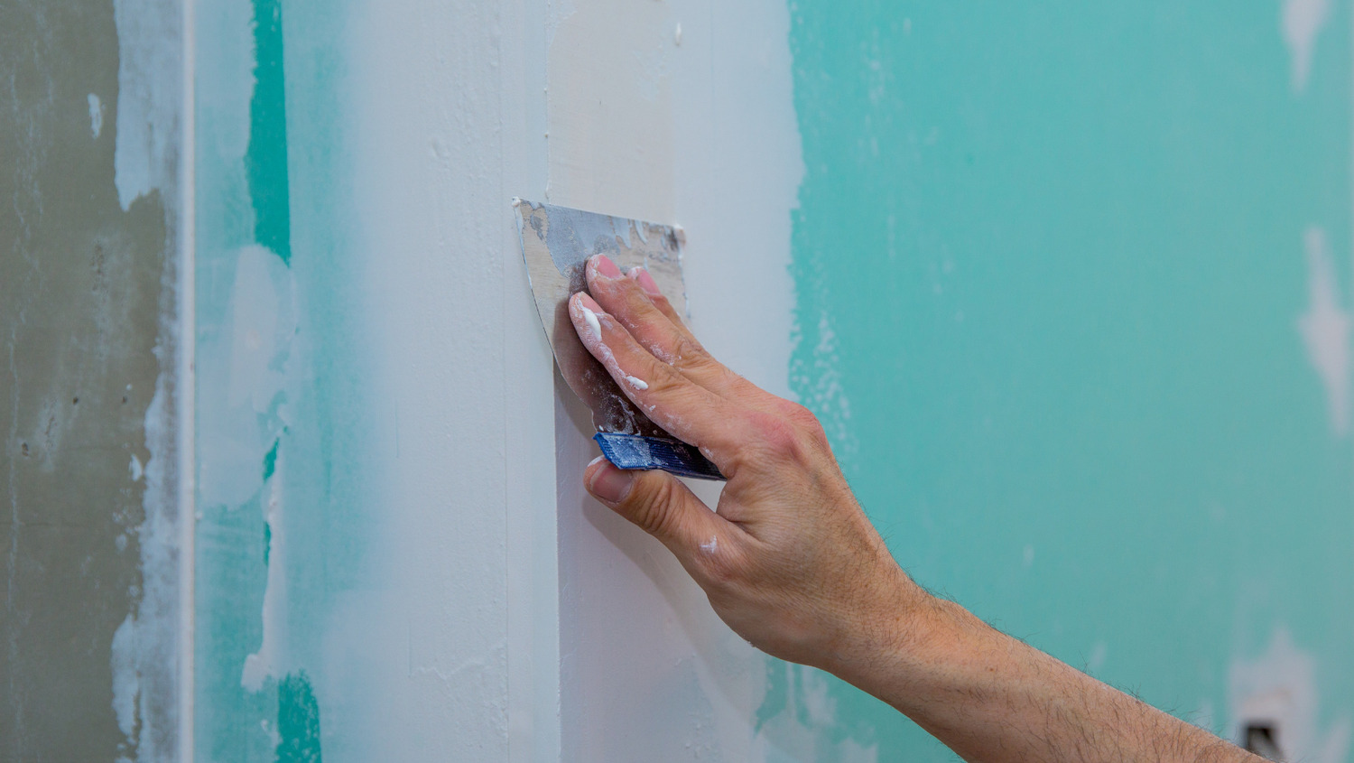 How To Spackle Before Painting