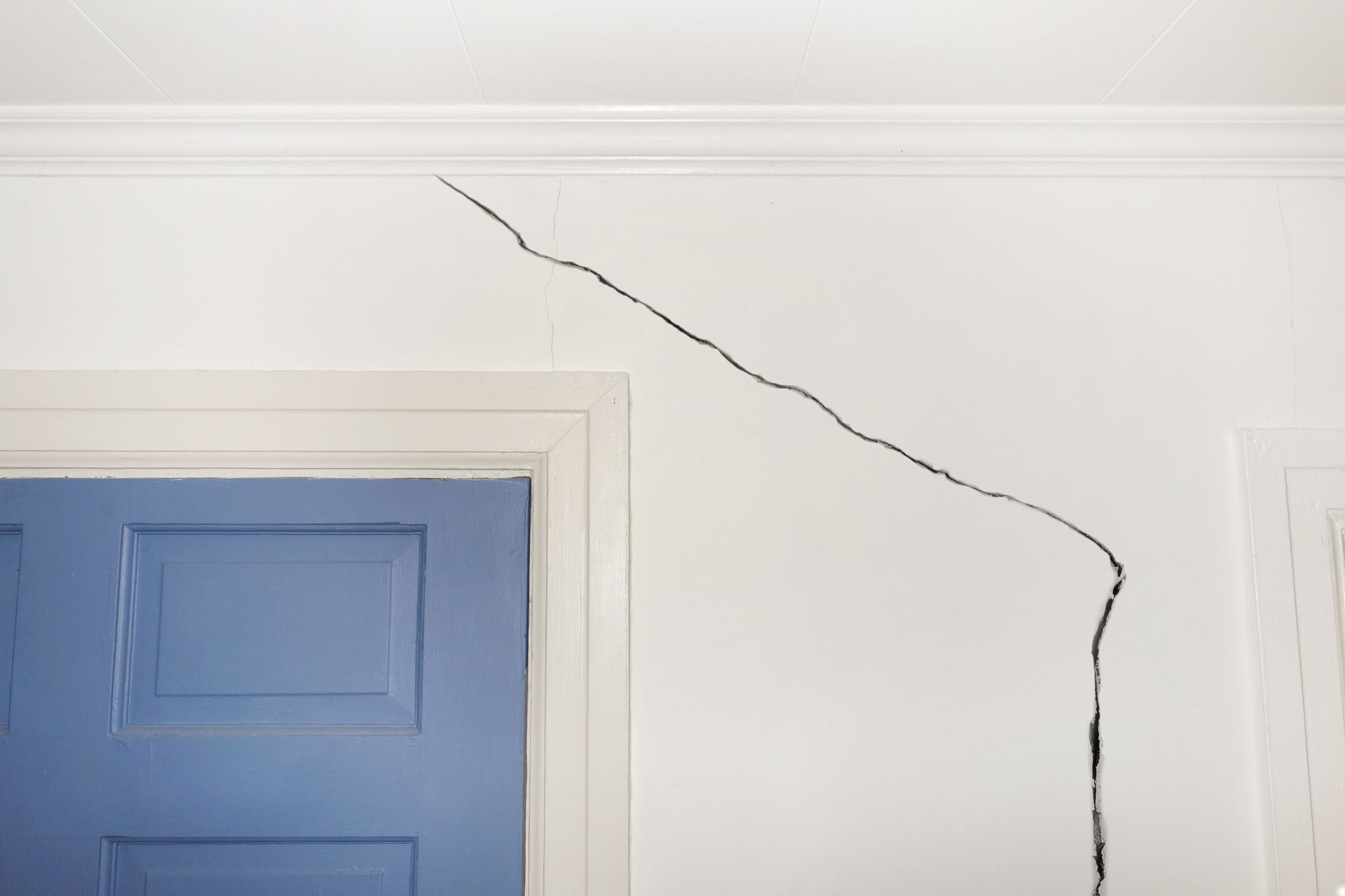 How To Spackle Cracks In Wall