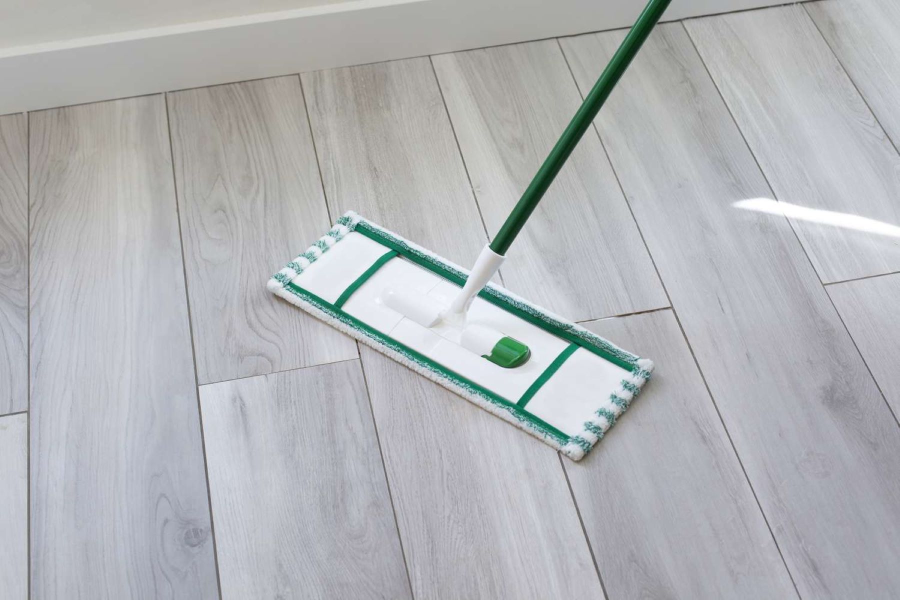 How To Use A Dry Mop