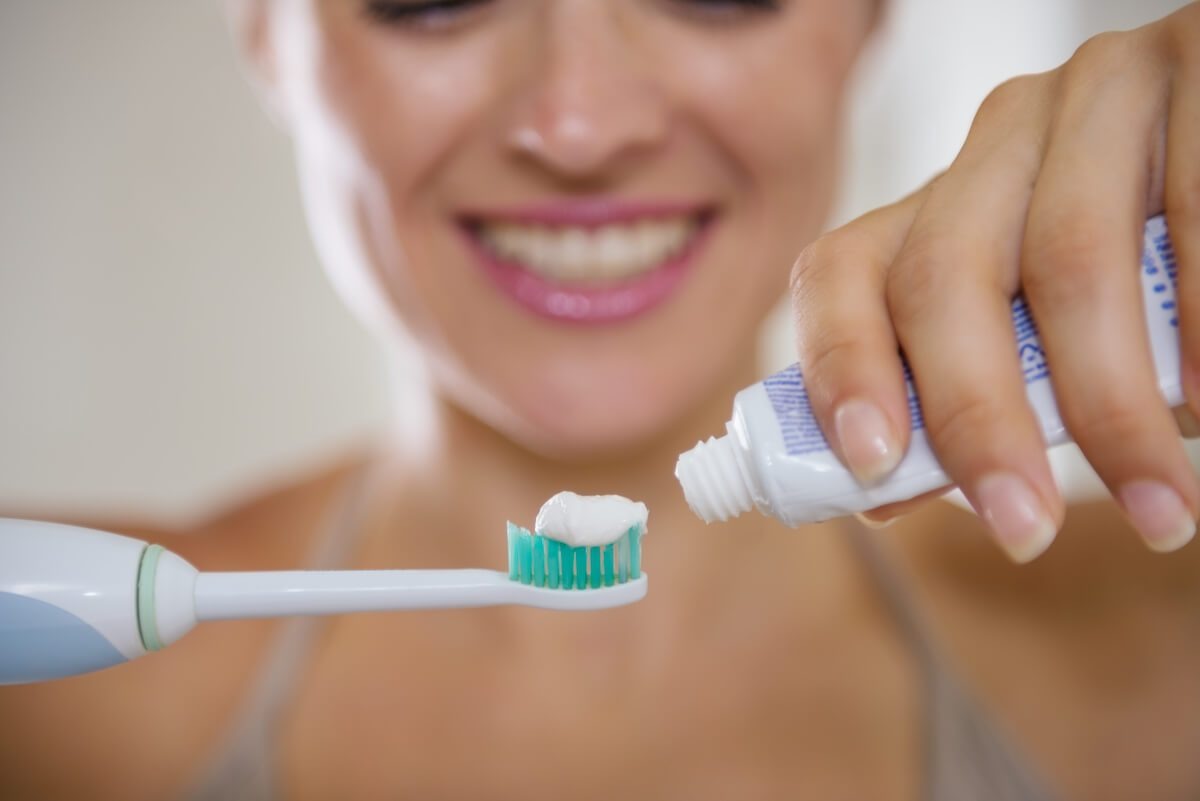 How To Use Toothpaste With An Electric Toothbrush