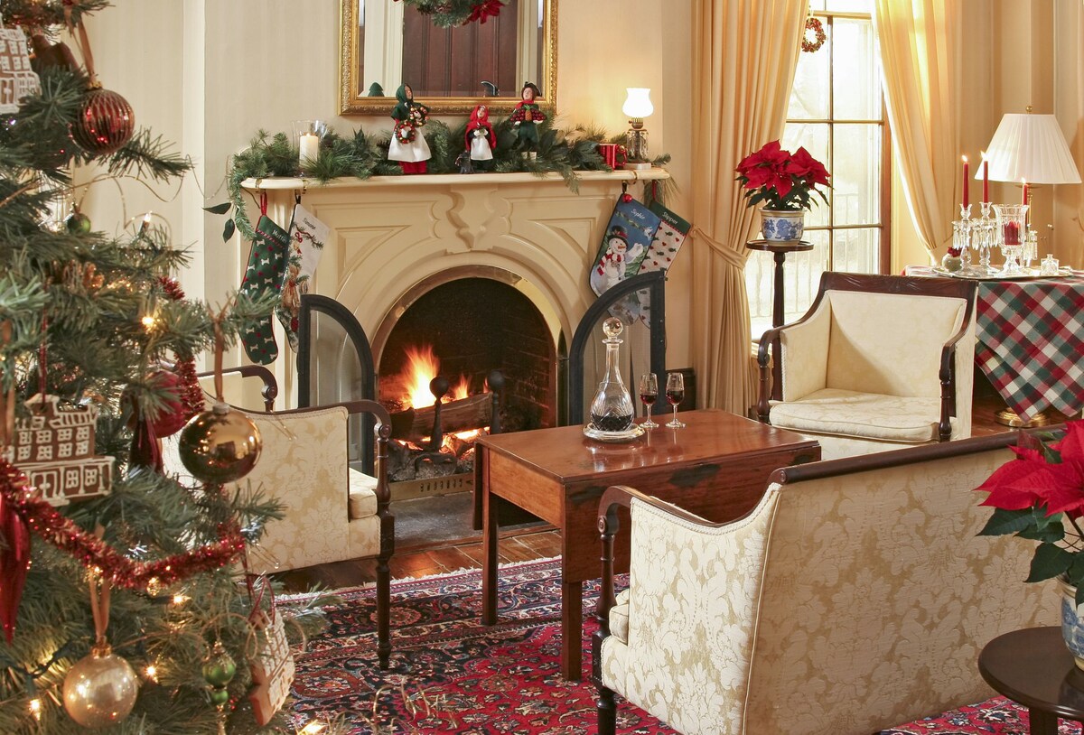 Should You Remove Home Decor When Decorating For The Holidays