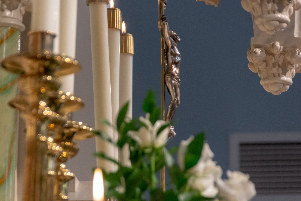 What Do Altar Candles Symbolize