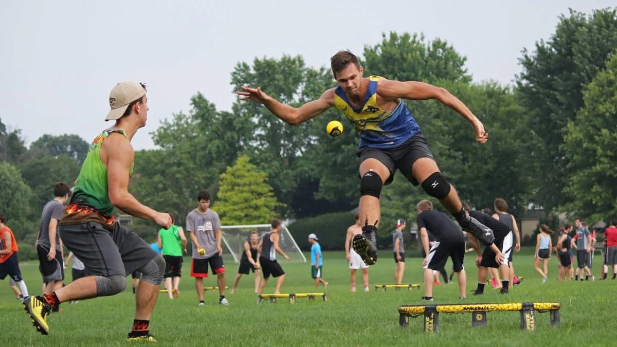 How Many Players In Spikeball?