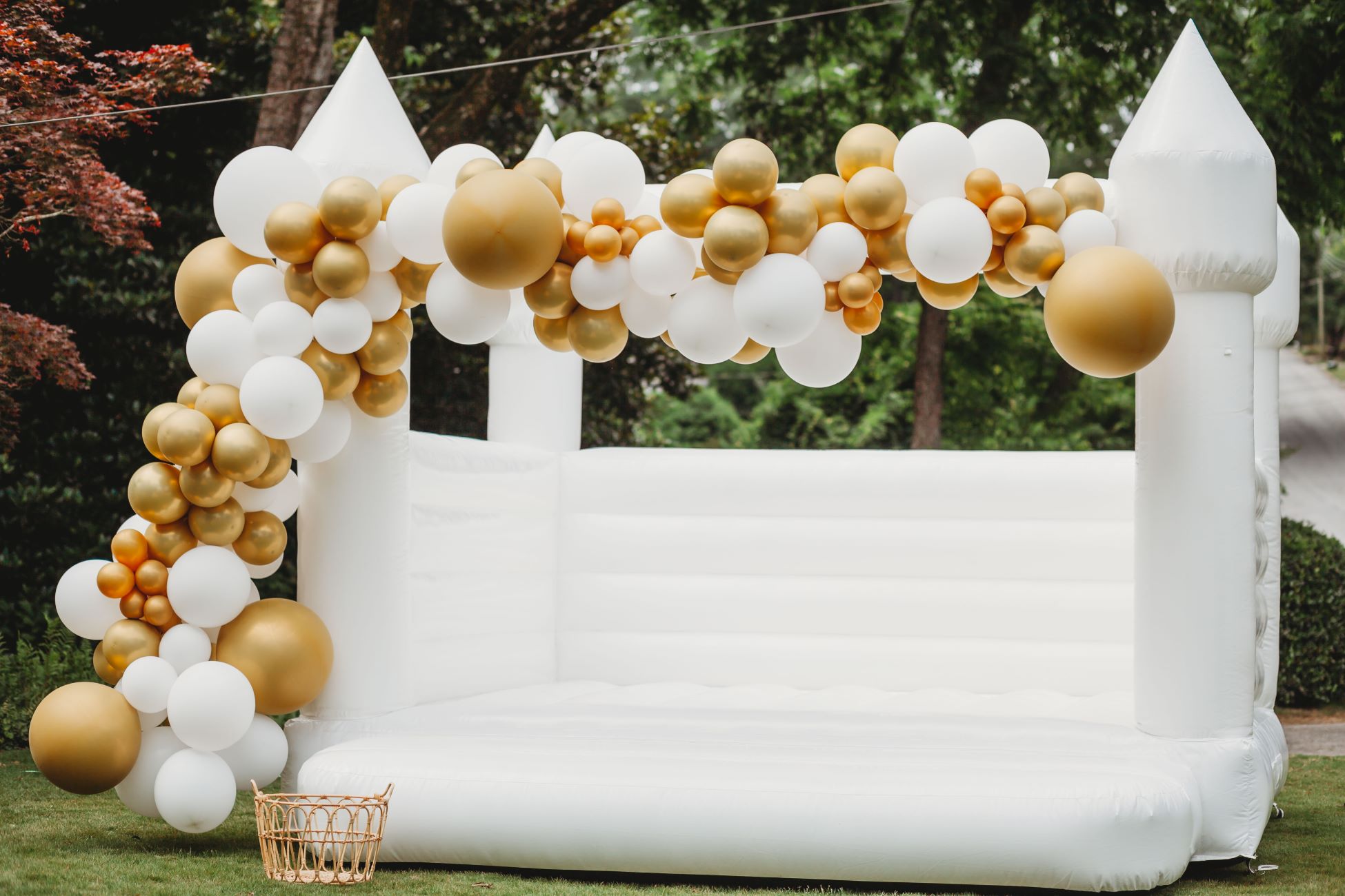 How To Attach Balloon Garland To A Bounce House