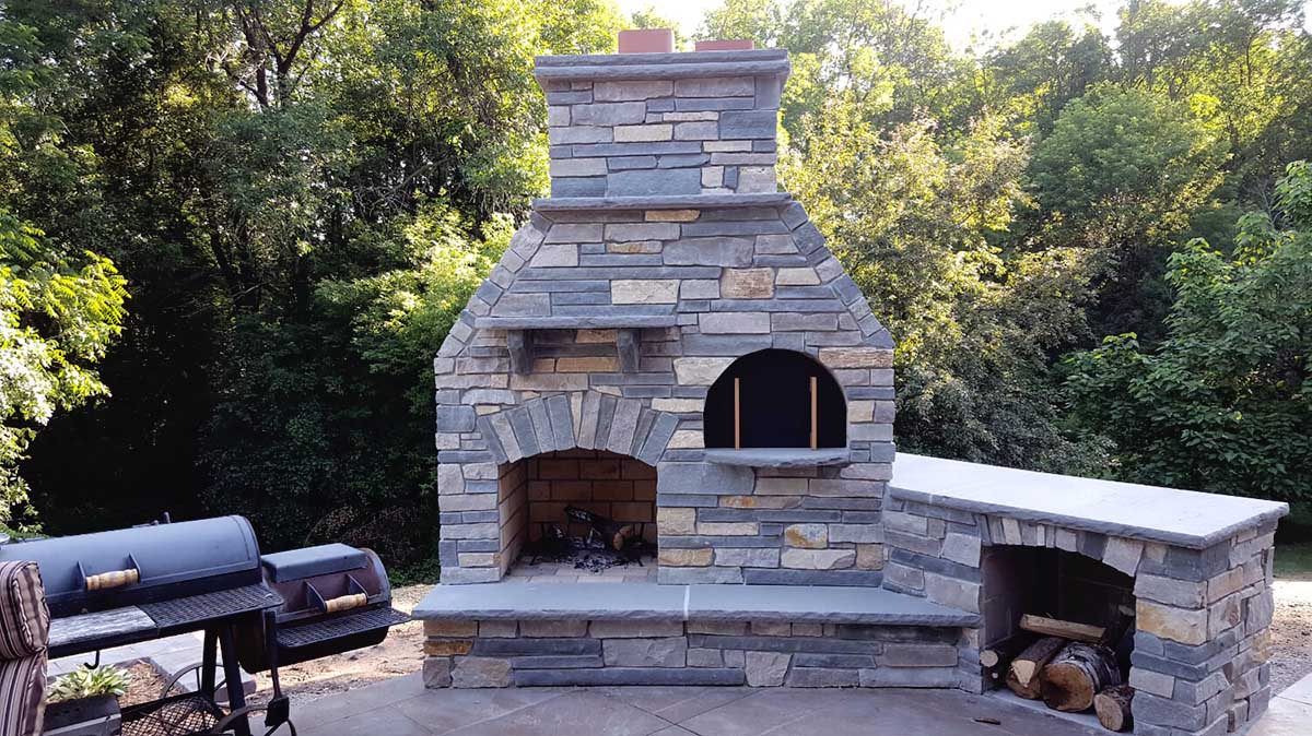 https://storables.com/wp-content/uploads/2024/01/how-to-build-a-outdoor-pizza-oven-and-fireplace-1704111492.jpg