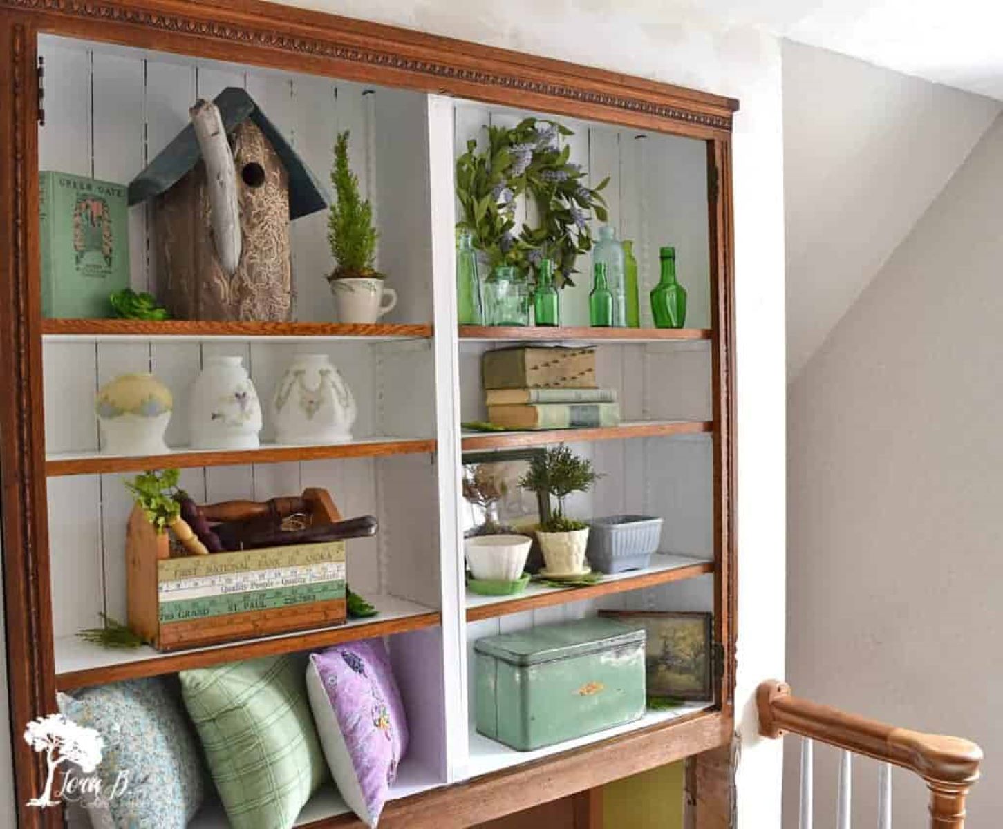 How To Decorate A Glass Cabinet
