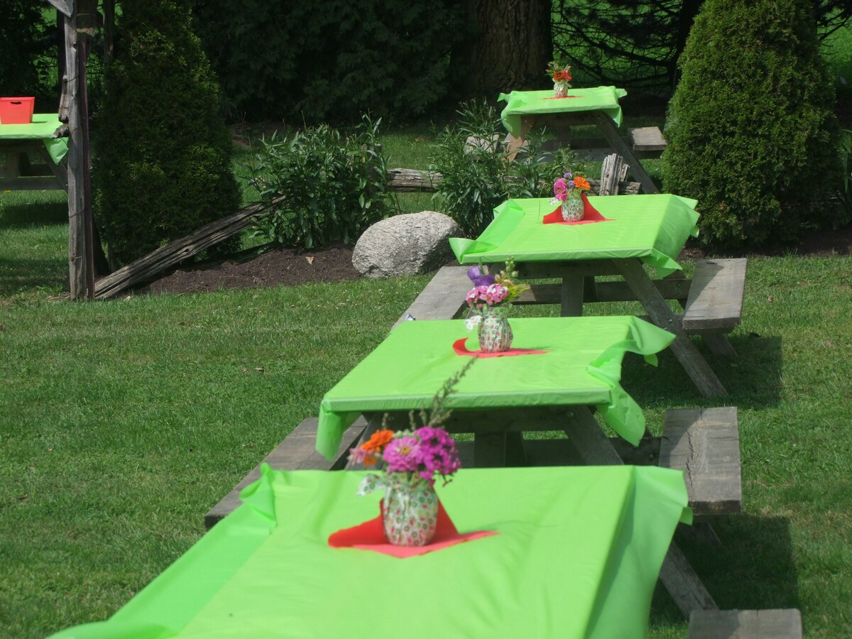 How To Decorate A Picnic Table