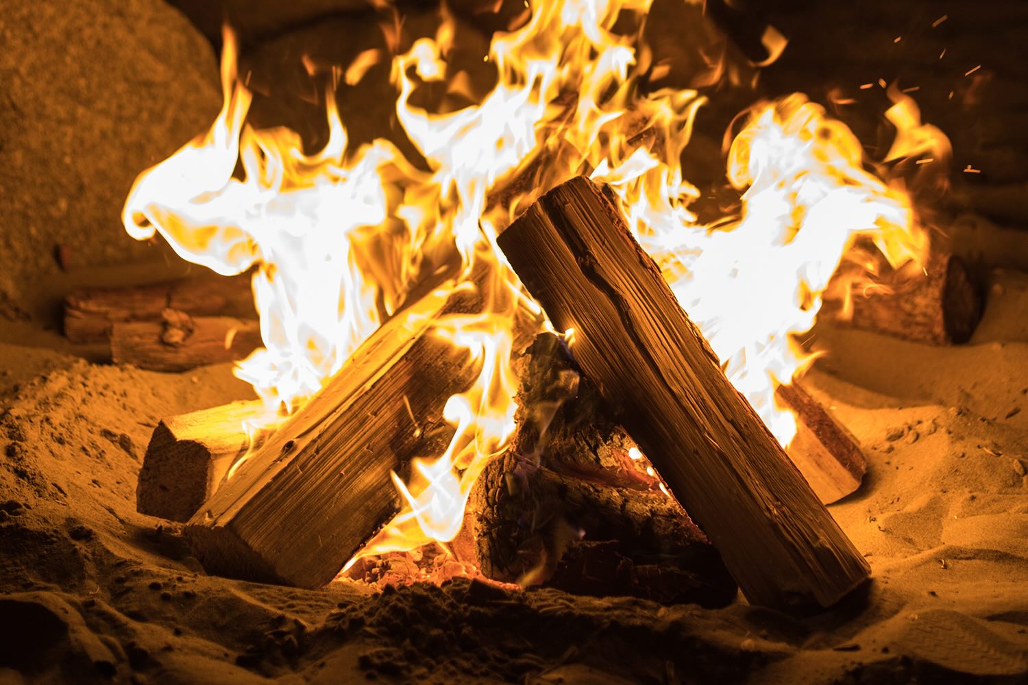 How To Light Wood In A Fire Pit