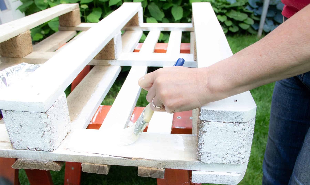 How To Paint Pallets For Outdoor Use