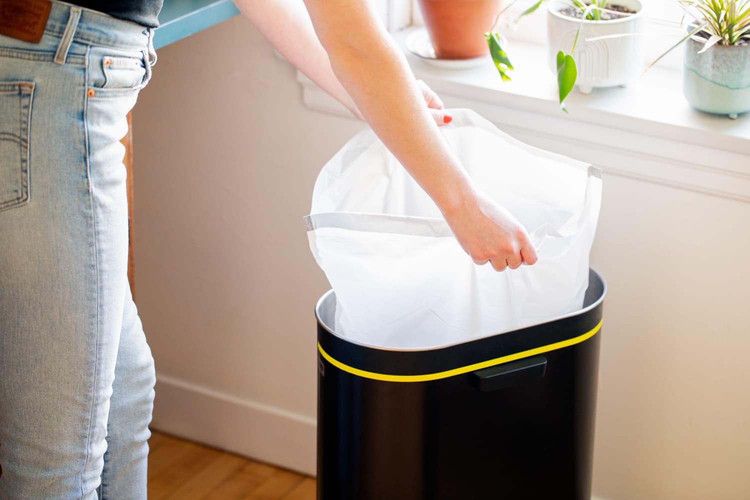 How To Put A Trash Bag In The Trash Can