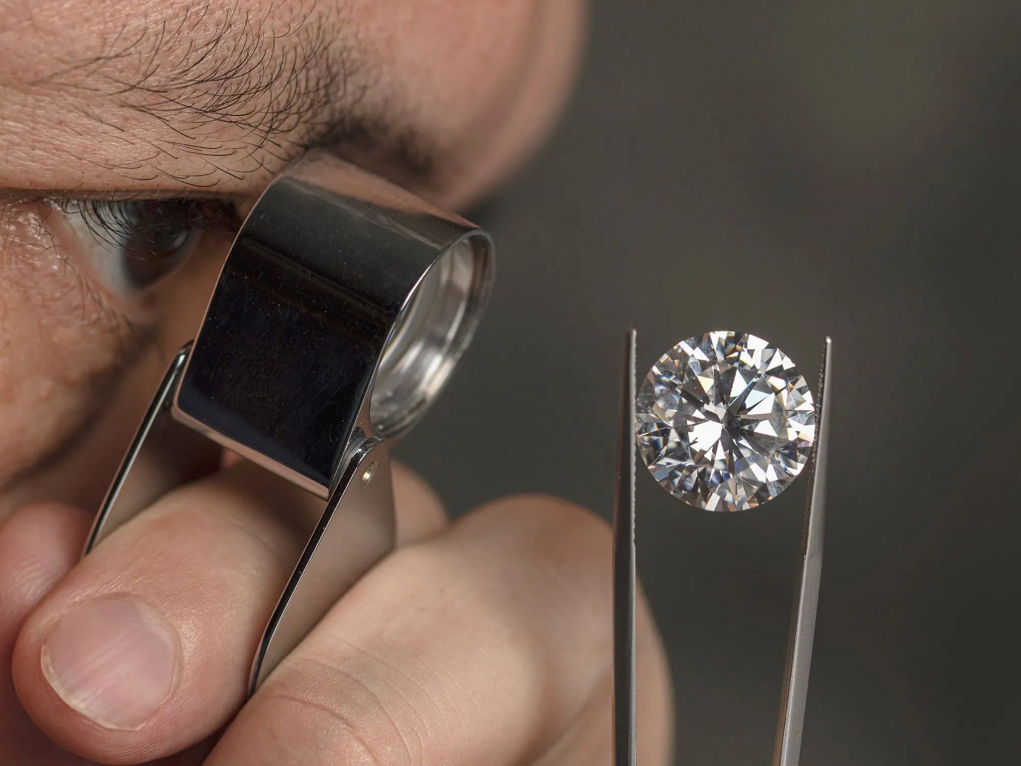 How To Tell If A Diamond Is Real With A Magnifying Glass