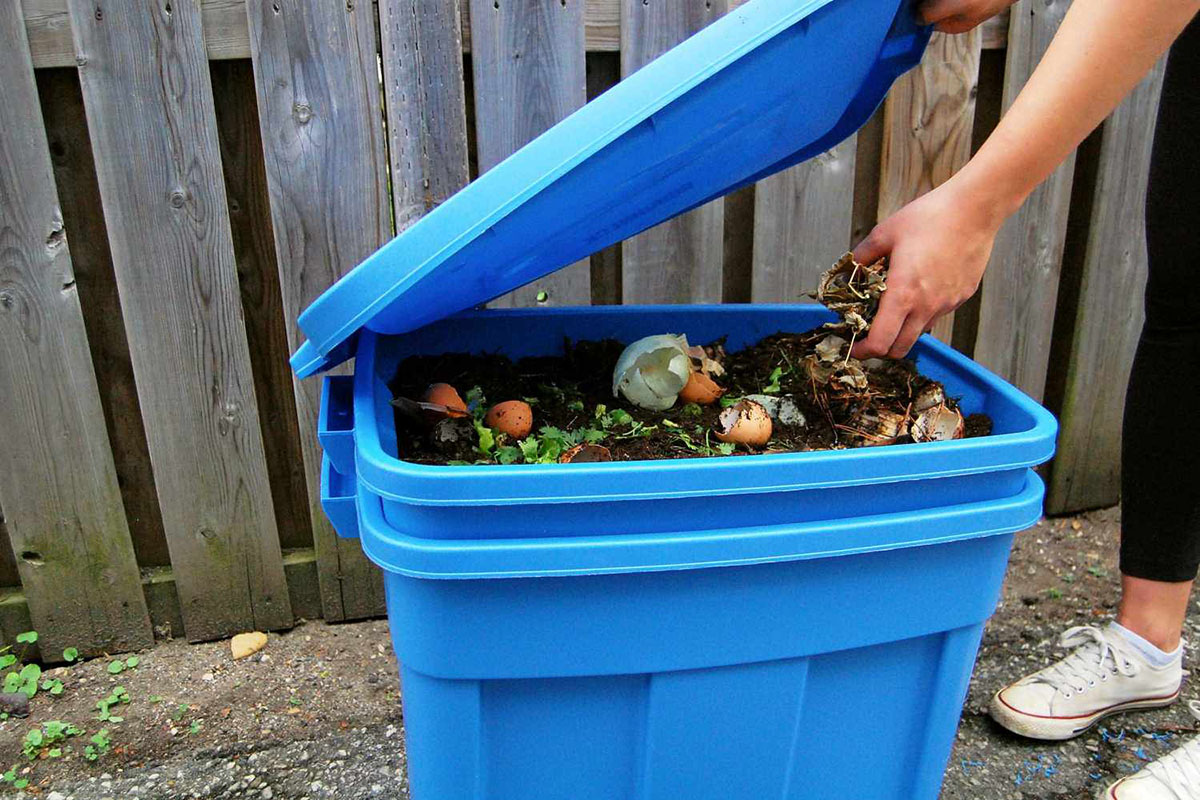How To Use A Plastic Compost Bin