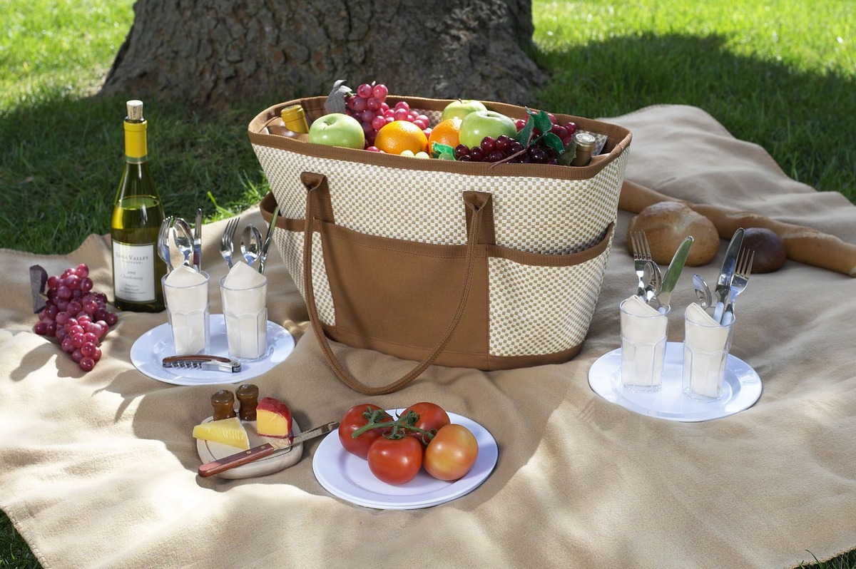 What To Bring On A Picnic Date