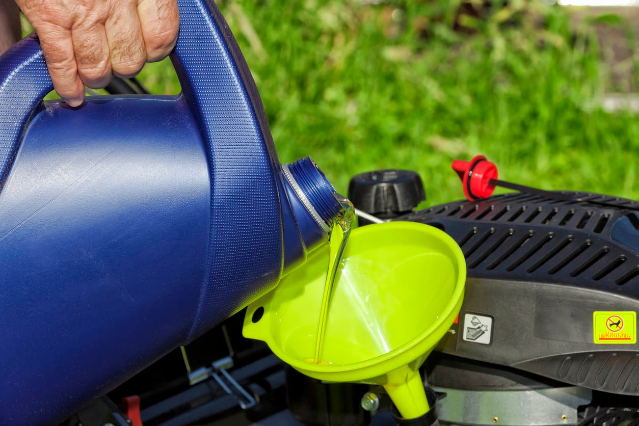 What Type Of Oil Goes In A Lawnmower