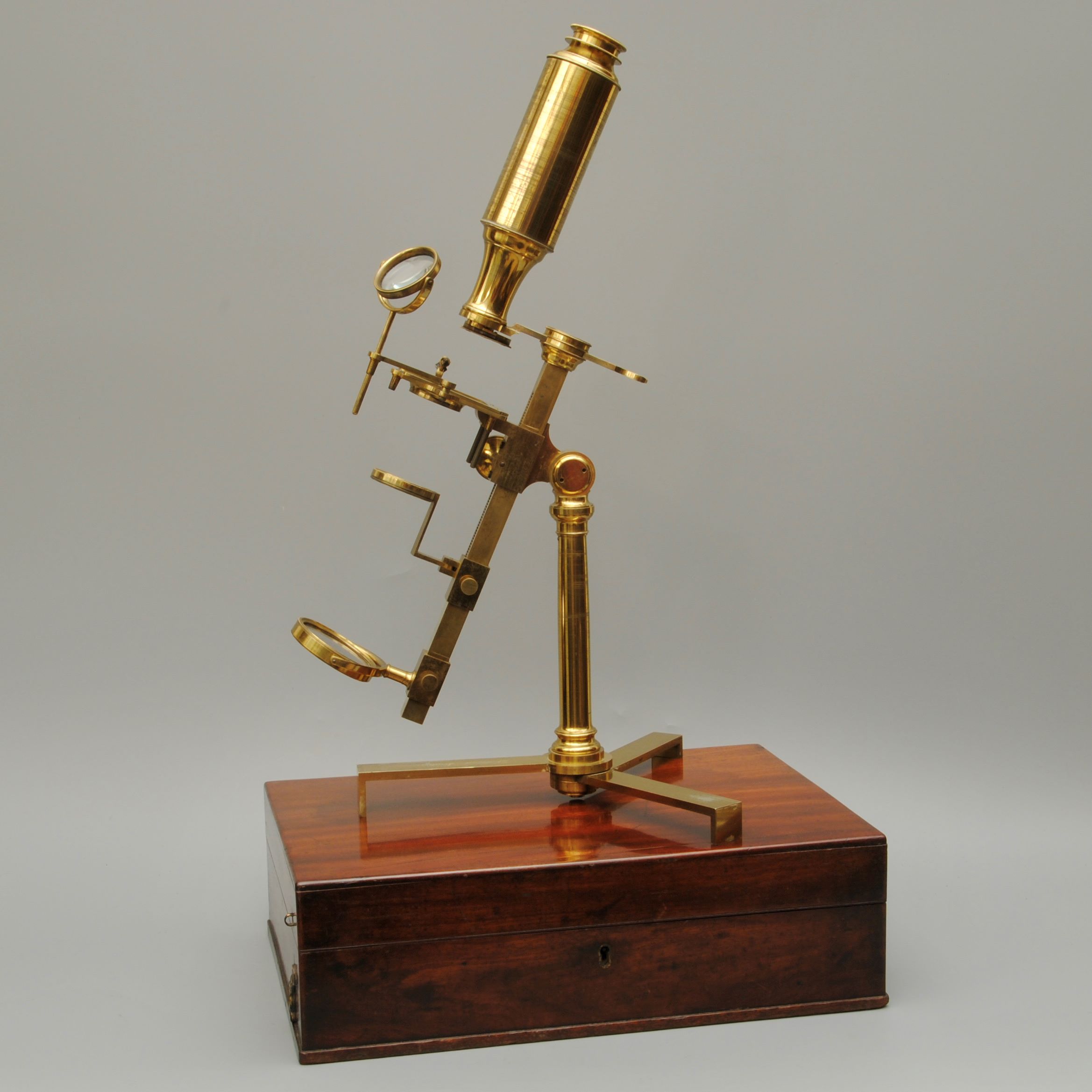 Who Invented The First Crude Microscope By Grinding Glass