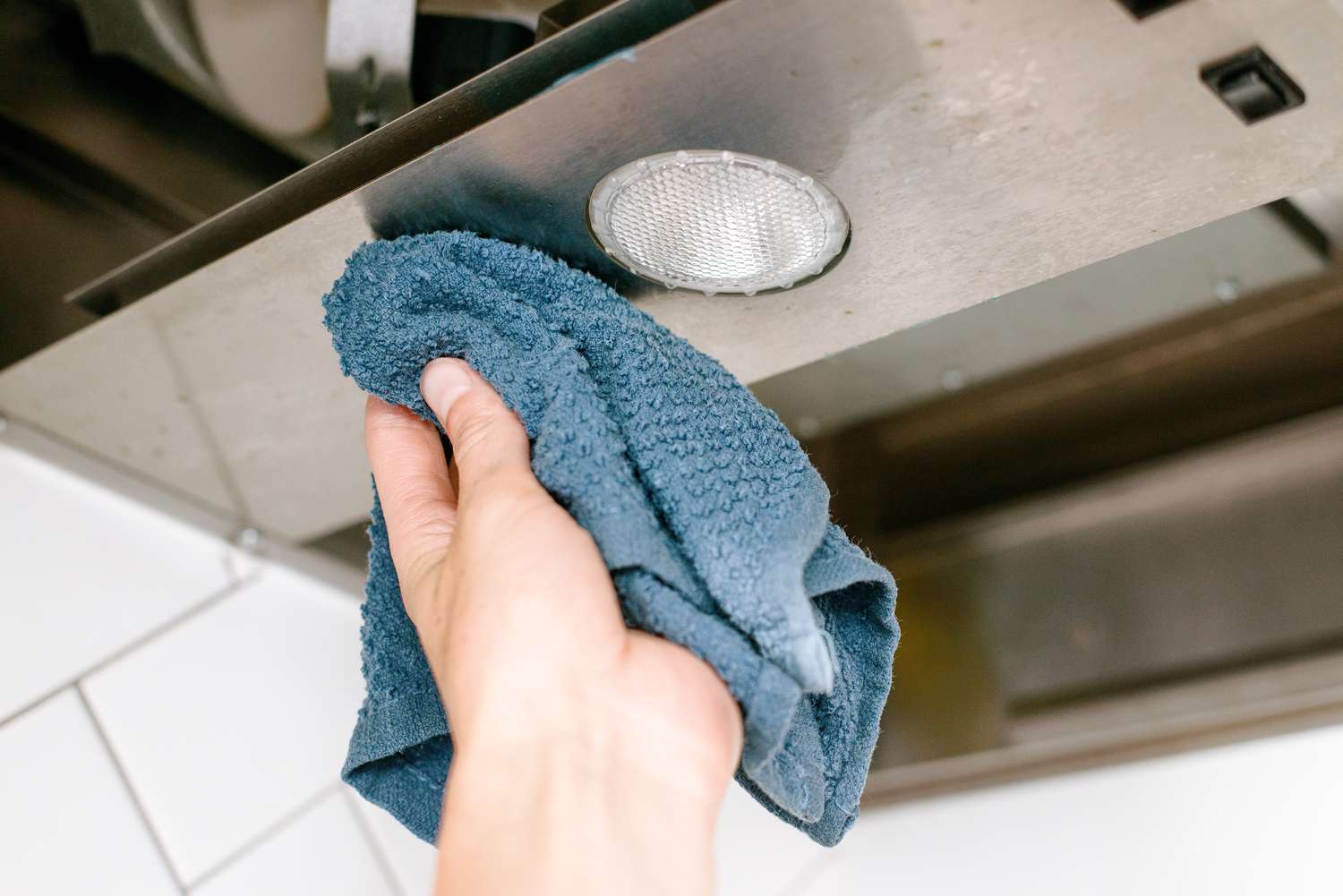 How To Clean An Exhaust Fan In The Kitchen