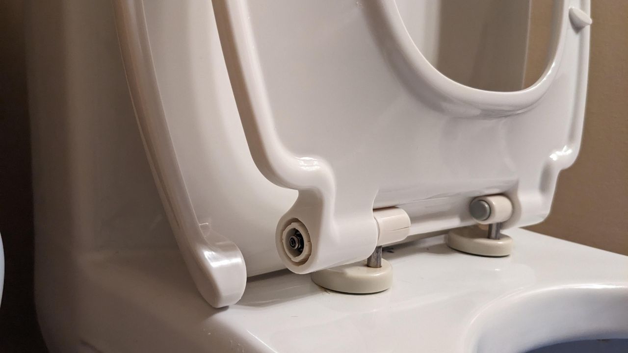 How To Replace A Toilet Seat Lid