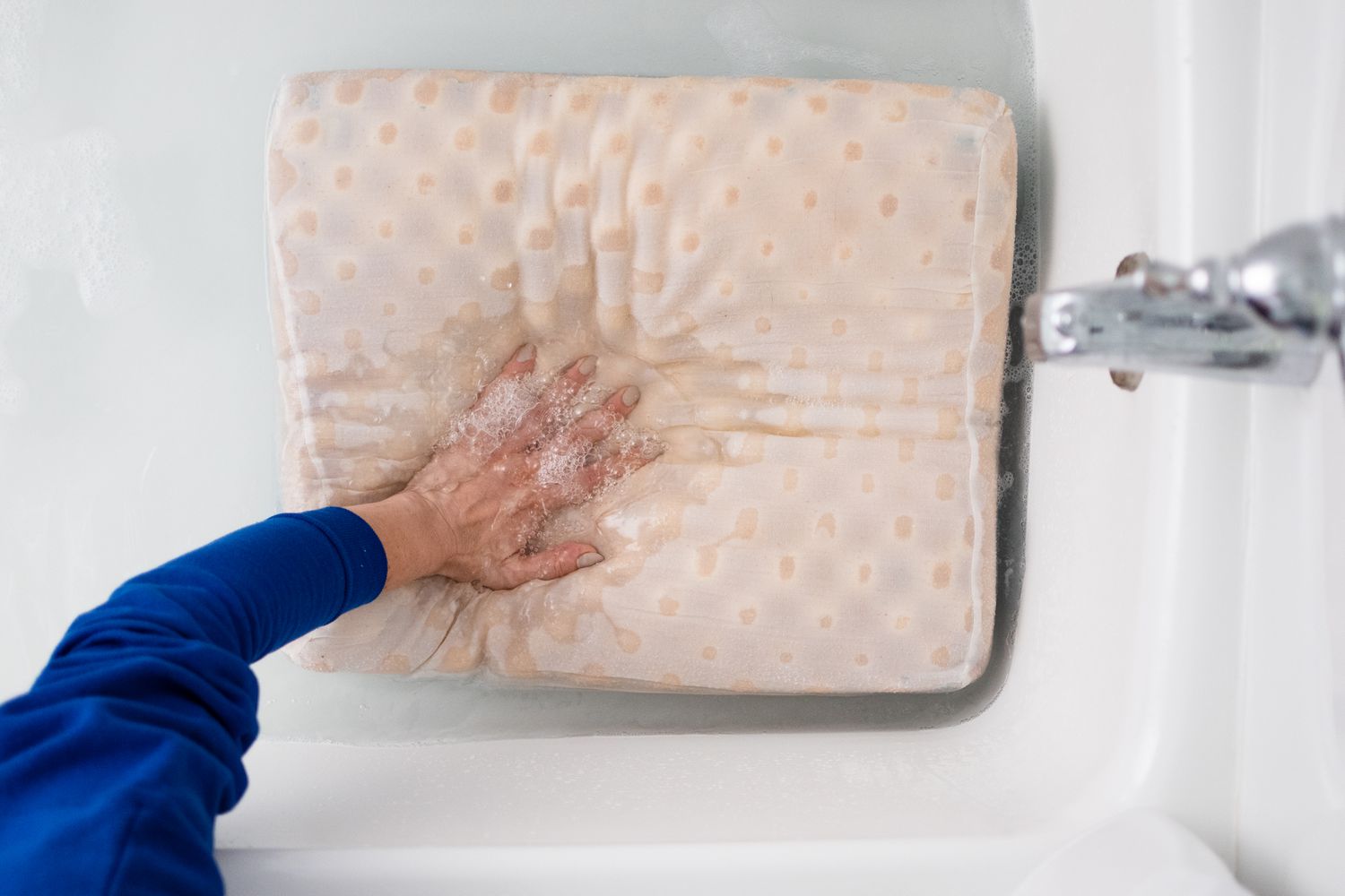 How To Soak Pillows In Bathtub