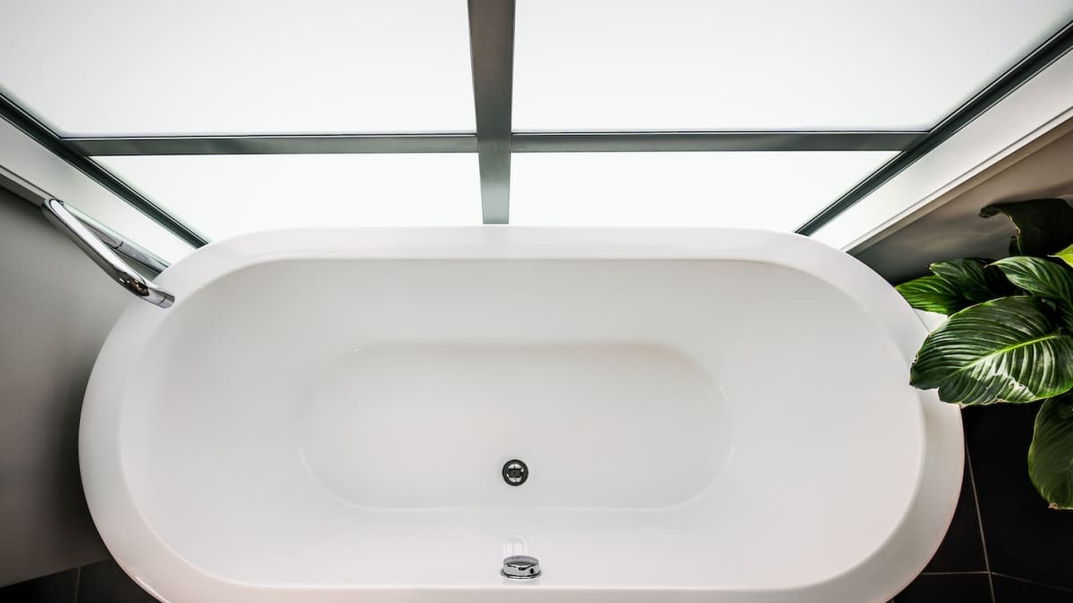 How To Whiten A Fiberglass Bathtub