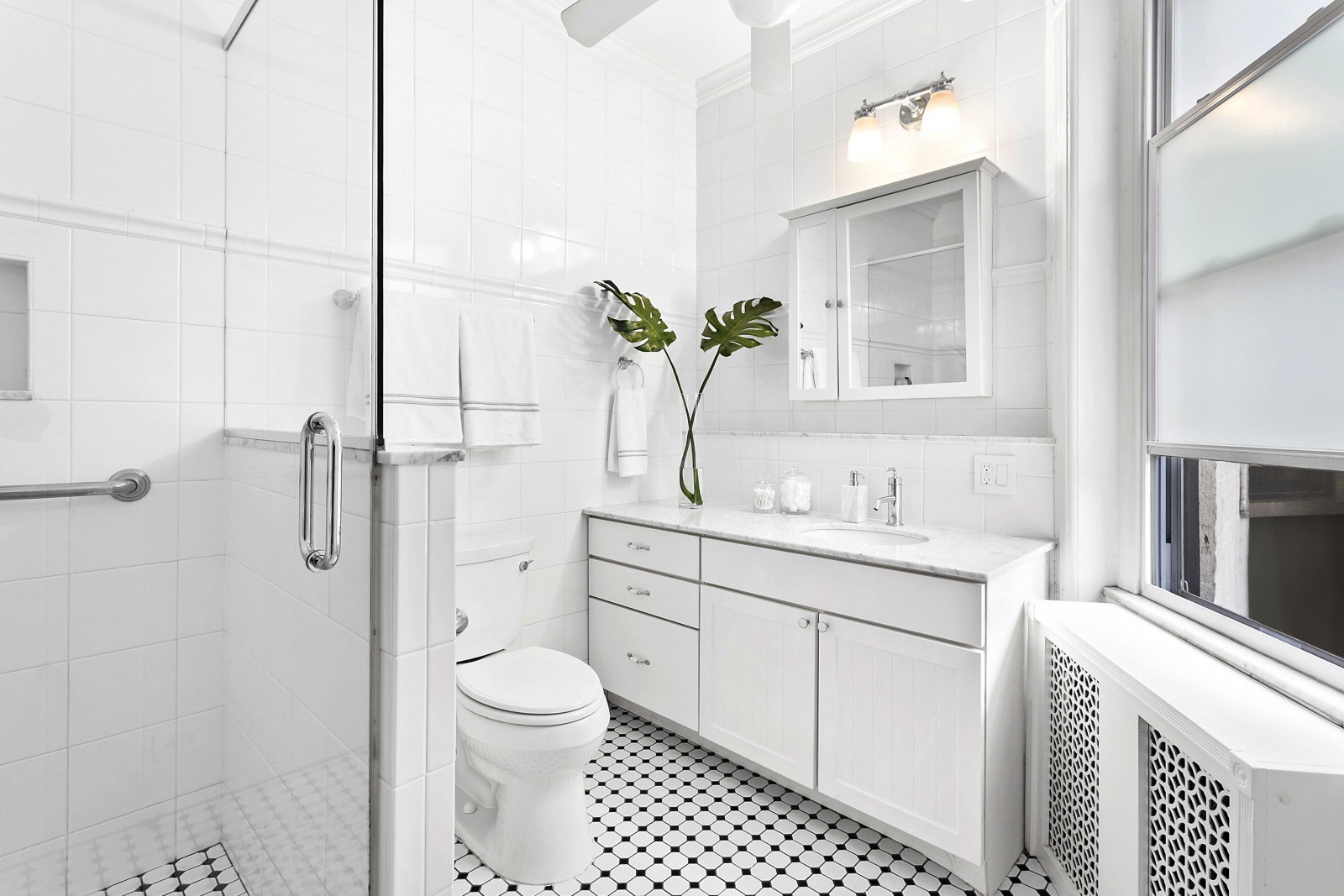 How To Organize A Small Bathroom