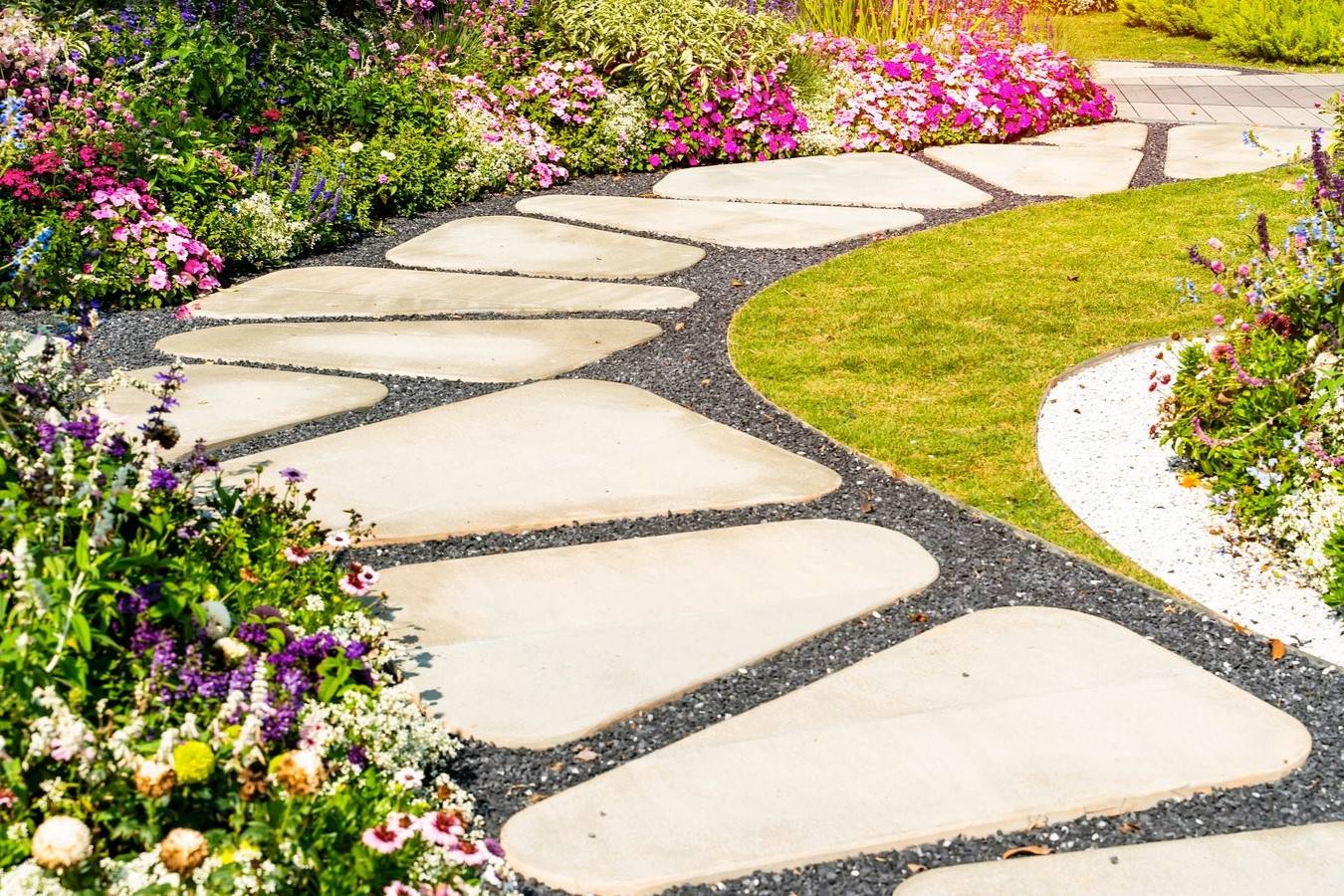 Backyard Stepping Stone Path DIY to Create a Garden Walkway