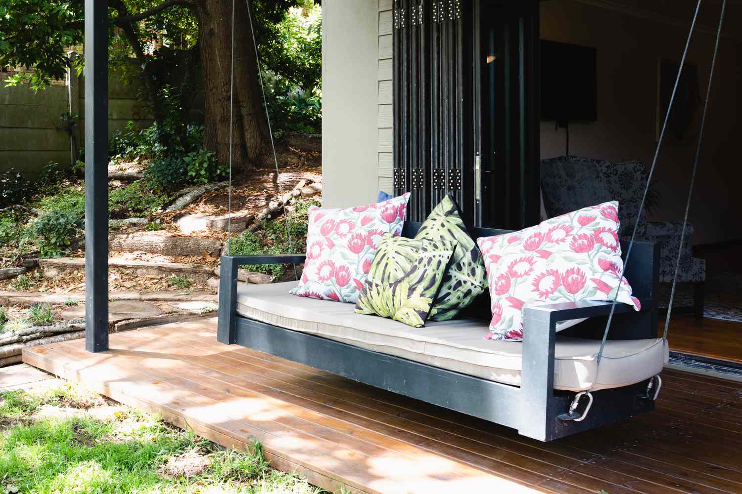 Porch Swing Reading Nook: Outdoor Relaxation Spots