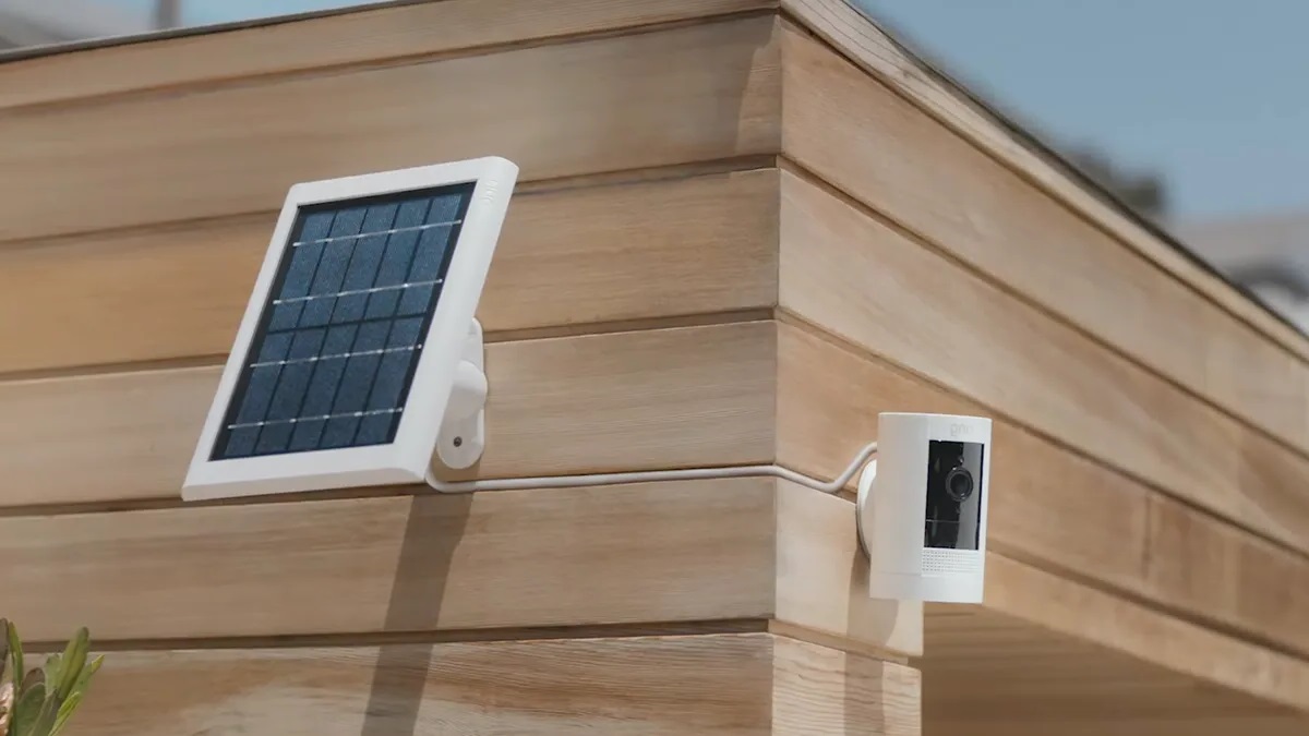 Smart Outdoor Camera: Solar Panel Installation for Off-Grid Security