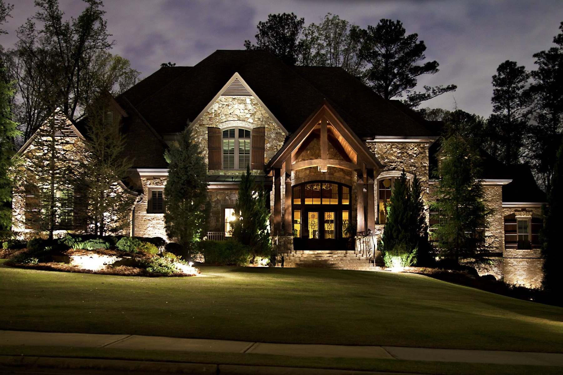 Upgrading Your Home’s Exterior With DIY Landscape Uplighting