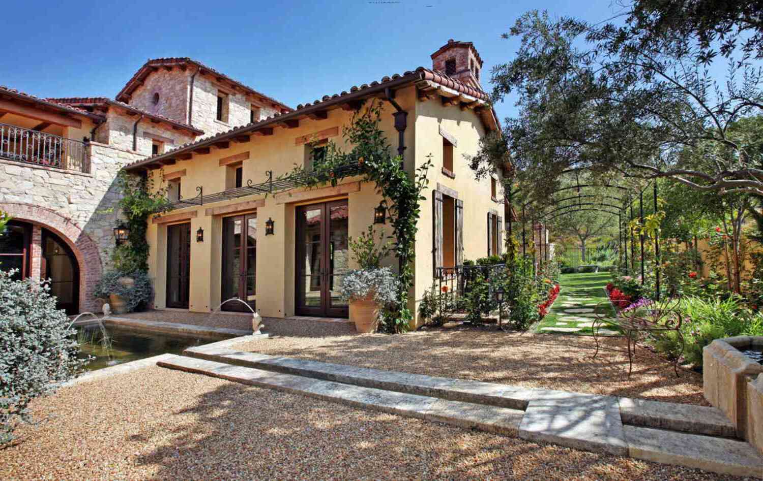 Mediterranean Charm: Warm And Inviting Homes