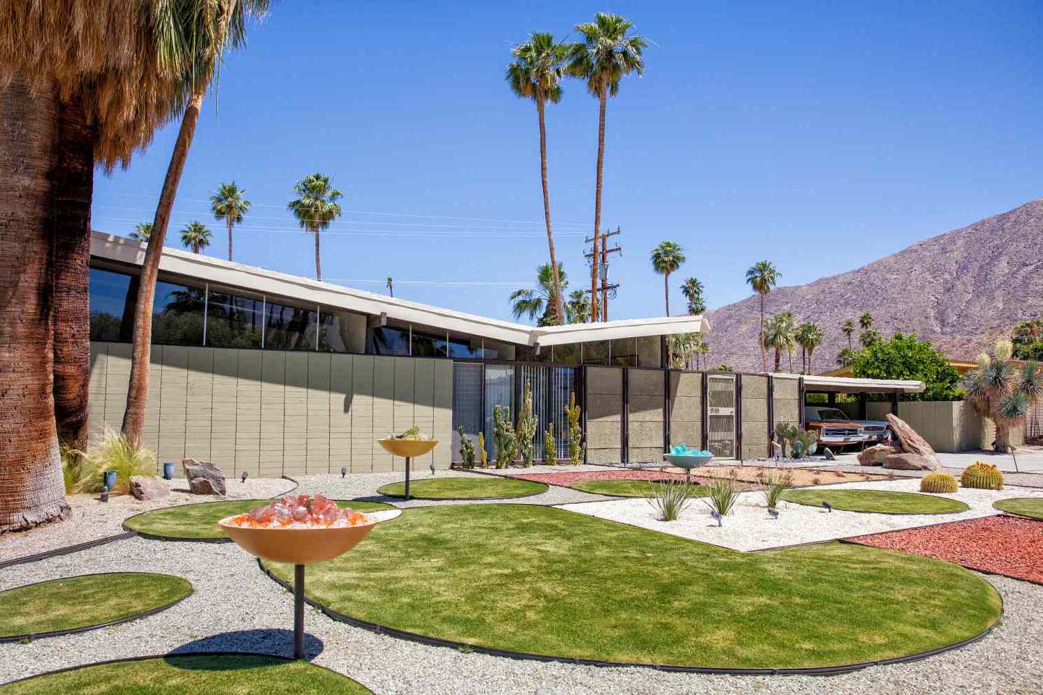 Mid-Century Desert Chic For Palm Springs Vibes