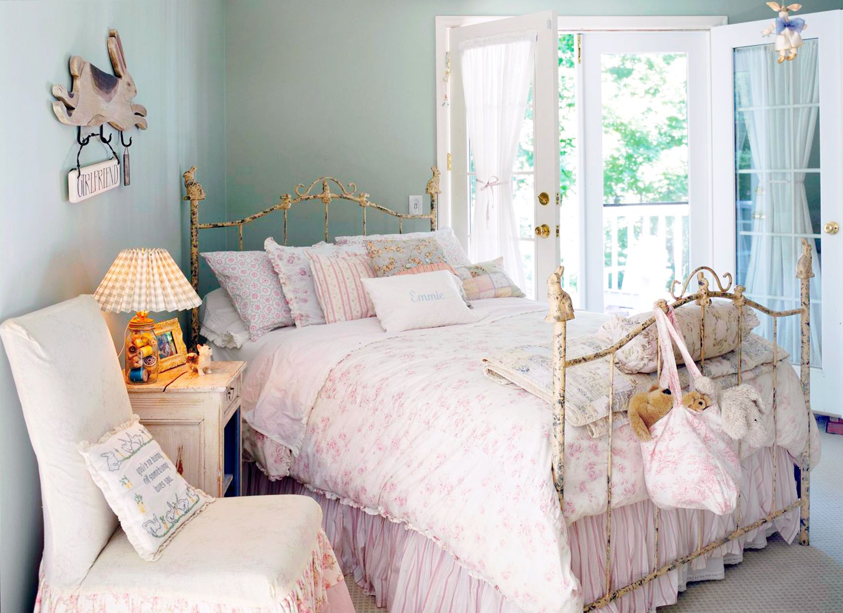 Shabby Chic Charm: Feminine And Romantic Spaces